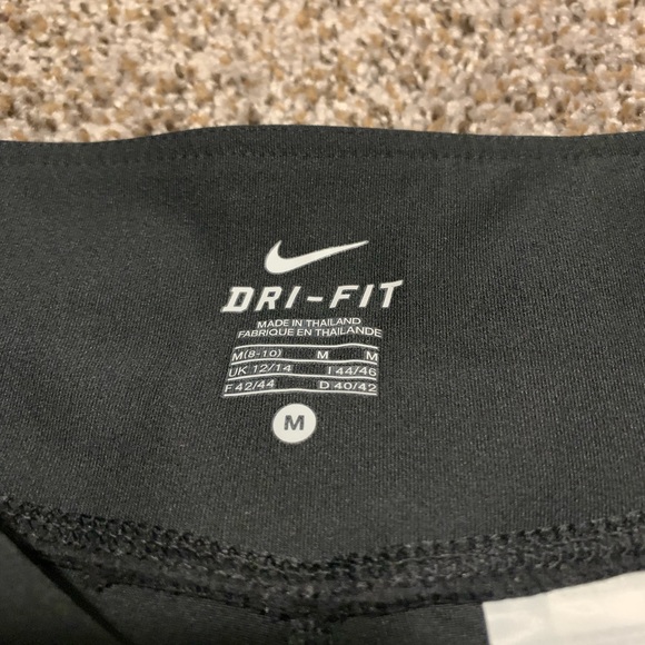 Women’s Nike Loose Capris Size M Great Condition! - Picture 2 of 4